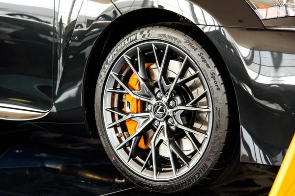 Novokuznetsk, Rusia - 24 de agosto de 2017: Tire Michelin pilot super sport on Lexus GS F in dealership Lexus in Novokuznetsk — Foto de Stock