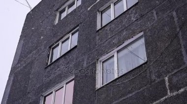 Kar yağışı konut binasının arka planda 