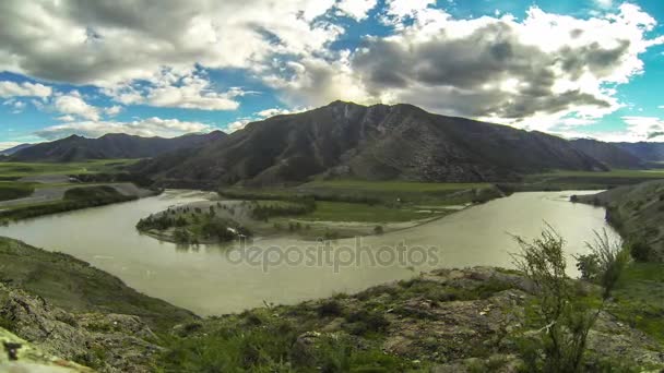Altaj. Samenvloeiing van de rivieren Chuya en Katun. De ouderling gezicht. — Stockvideo