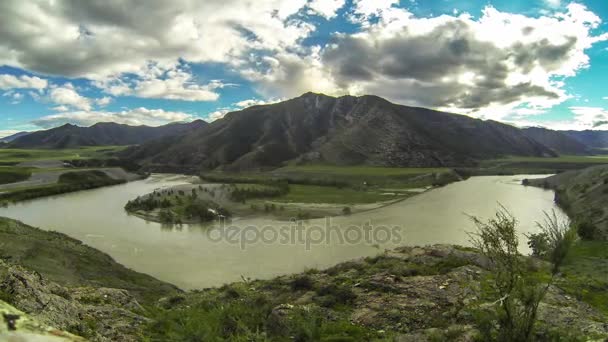 Altai. Confluencia de los ríos Chuya y Katun. La cara de un anciano . — Vídeos de Stock