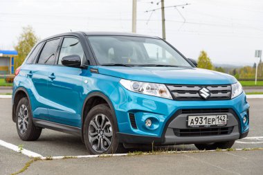 Novokuznetsk, Rusya - 18 Eylül 2017: Suzuki Vitara tüm tutuş Park