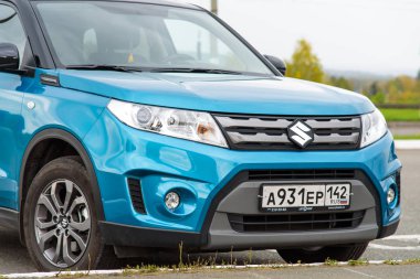 Novokuznetsk, Rusya - 18 Eylül 2017: Suzuki Vitara tüm tutuş Park