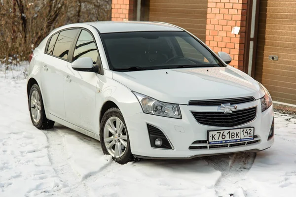 Novokuznetsk Rusia Noviembre 2017 Chevrolet Cruze Aparcamiento Nieve Imagen de stock