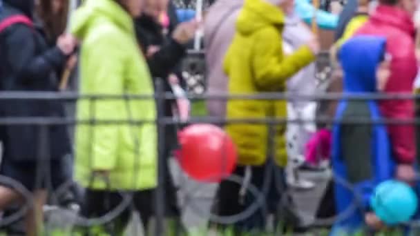 Mucha Gente Camina Por Calle — Vídeo de stock