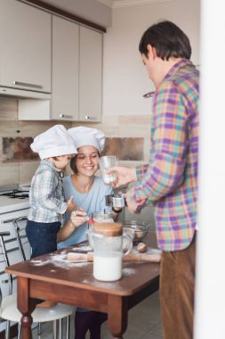 güzel genç aile içinde chef şapka evde kurabiye hazırlama