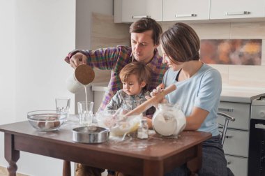 güzel genç aile modern mutfak at hamur hazırlama