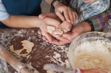 aile ev yapımı kurabiye kalp şeklinde bir arada tutan çekim kırpılmış