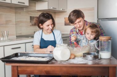 güzel genç aile birlikte kurabiye hamur hazırlama