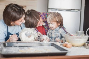 güzel genç aile mutfak birlikte vakit un ile dökülen