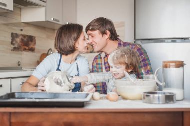 güzel genç aile un birlikte mutfakta yemek