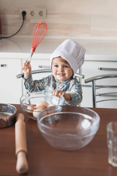 Bambino Felice Cappello Chef Con Frusta Uova Ciotola — Foto Stock