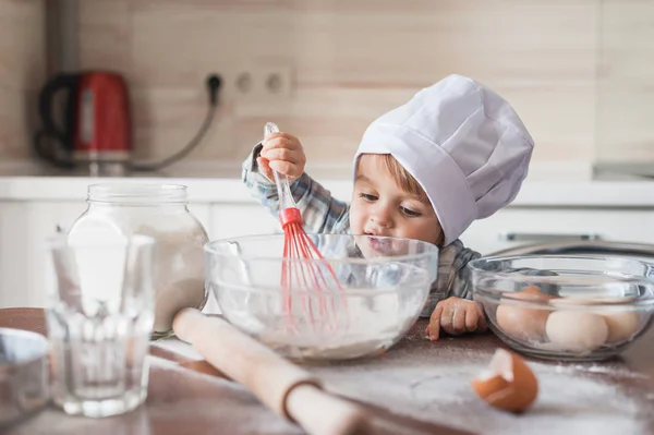 Bambino Felice Cuoco Cappello Mescolando Pasta Con Frusta Cucina — Foto Stock