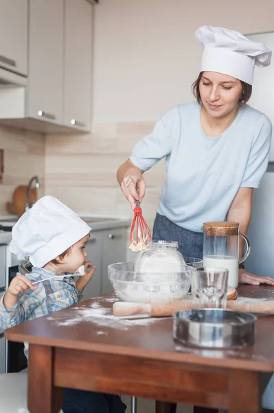 Mãe Criança Chapéus Chef Misturando Massa Com Batedor Cozinha — Fotos gratuitas