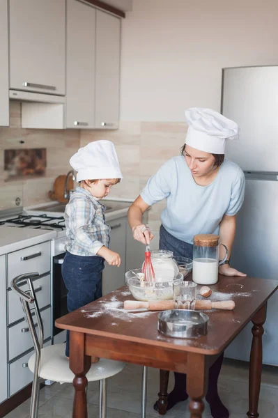 Anne Sevimli Küçük Çocuk Mutfak Çırpma Teli Ile Hamur Karıştırma — Ücretsiz Stok Fotoğraf