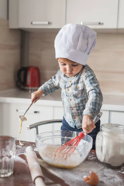 Garotinho Adorável Chapéu Chef Misturando Massa Com Batedor Cozinha — Fotografia de Stock