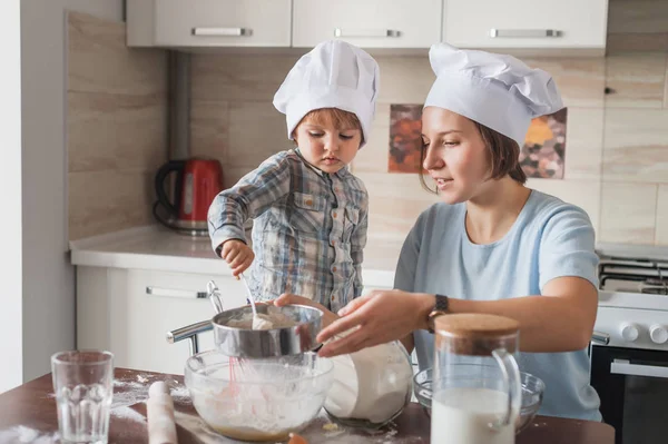 Moeder Kind Chef Kok Hoeden Voorbereiden Deeg Rommelig Tafel Keuken — Stockfoto