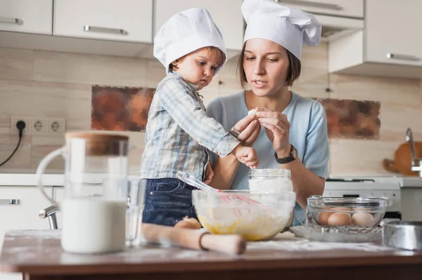 Mutter Bringt Ihrem Entzückenden Kind Bei Wie Man Teig Der — Stockfoto