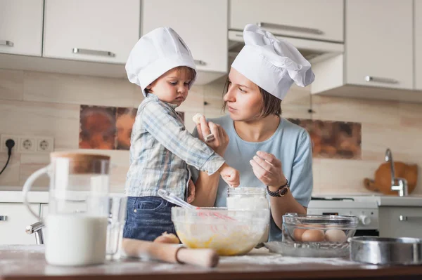 Mãe Ensinando Seu Filho Como Preparar Massa Cozinha — Fotografia de Stock