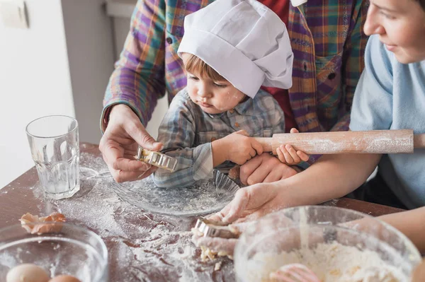 Entzückendes Kind Mit Kochmütze Bereitet Mit Eltern Teig Für Plätzchen — Stockfoto