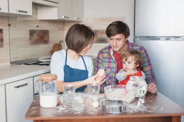 Vacker Ung Familj Förbereder Cookies Form Julgran — Stockfoto