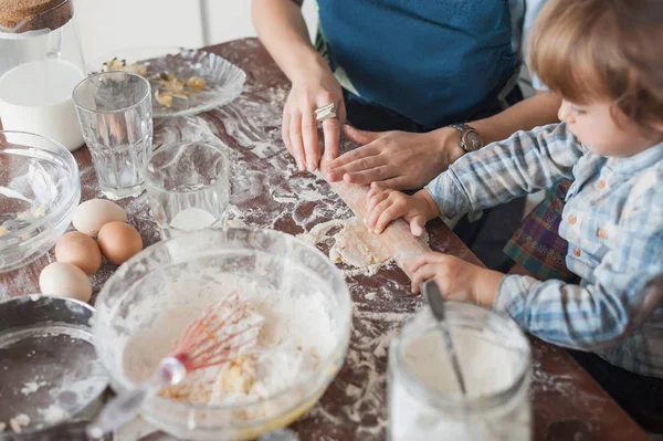 Beskuren Bild Mor Och Barn Rulla Degen För Cookies — Stockfoto