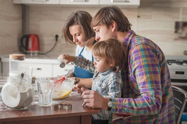 Bela Jovem Família Fazendo Massa Cozinha — Fotografia de Stock