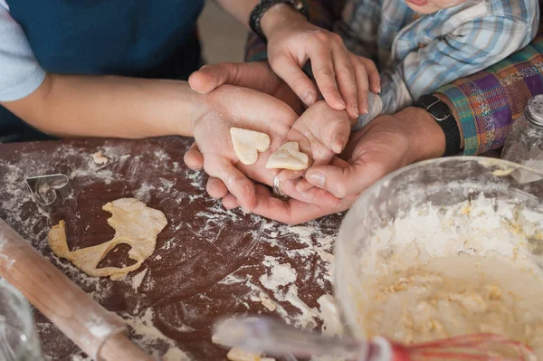 Tiro Recortado Família Segurando Biscoitos Caseiros Forma Coração Juntos — Fotografia de Stock