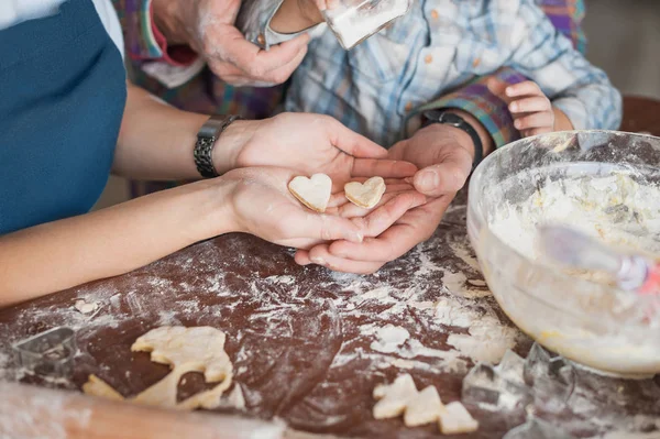 Tiro Cortado Família Preparando Biscoitos Caseiros Forma Coração Juntos — Fotografia de Stock