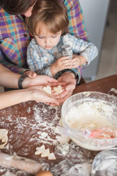 Family Preparing Homemade Cookies Shape Heart — Stock Photo, Image