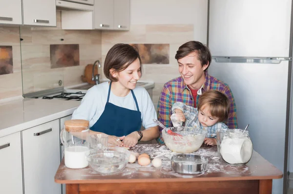 Liten Unge Hjälper Sina Föräldrar Med Cookies Förberedelse Kök — Stockfoto