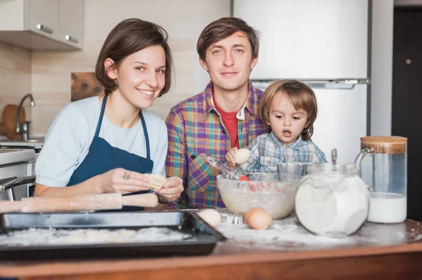 Lycklig Familj Förbereder Degen Hembakade Kakor Tillsammans Och Tittar Kameran — Stockfoto