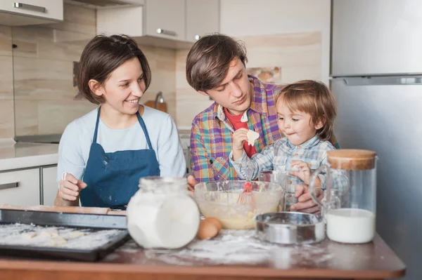 Familie Tânără Fericită Pregătind Prăjituri Casă Împreună — Fotografie, imagine de stoc