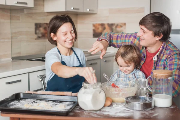 Lekfull Ung Familj Förbereder Cookies Tillsammans Hemma — Stockfoto