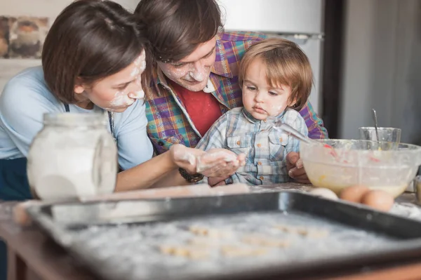 Vacker Ung Familj Förbereder Cookies Tillsammans Kök — Stockfoto