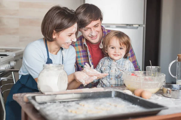 Gelukkige Jonge Familie Koken Met Vloer Samen Keuken — Stockfoto