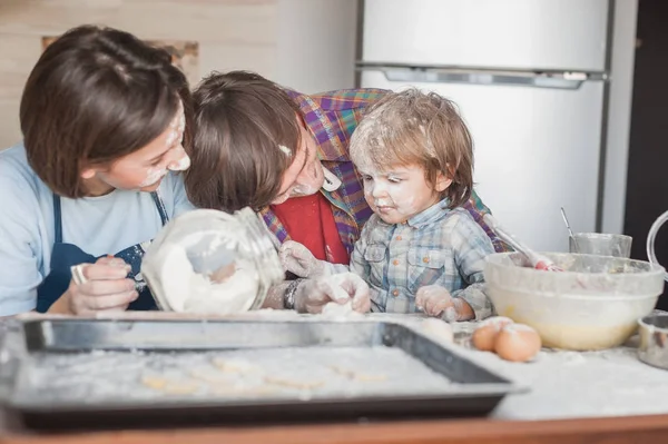 Vacker Ung Familj Spillt Med Mjöl Spendera Tid Tillsammans Kök — Stockfoto