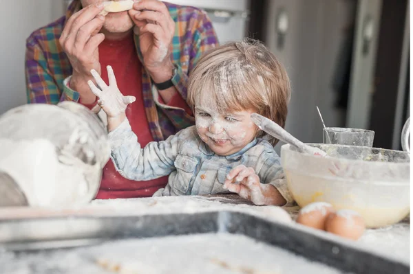 Πατέρας Και Παιδί Διασκεδάζοντας Αλεύρι Στην Κουζίνα — Φωτογραφία Αρχείου