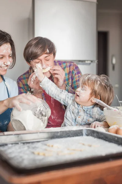 Νεαρή Οικογένεια Παίζει Αλεύρι Στο Ακατάστατη Κουζίνα Ενώ Ψήσιμο — Φωτογραφία Αρχείου