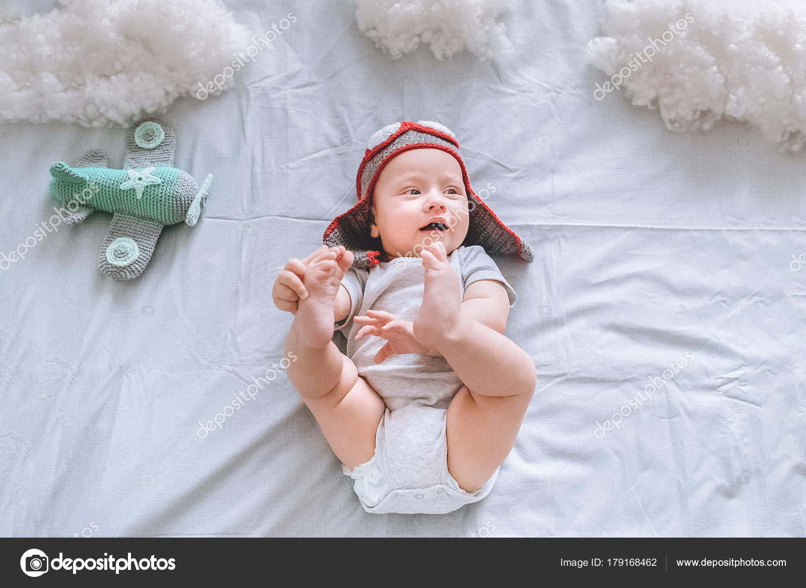 Vista superiore sogno bambino neonato cappello pilota con aereo ... Sognare un bambino neonato