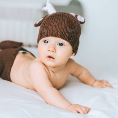 yakın çekim örme geyik kostüm yatakta çok güzel bebek çocuk portresi