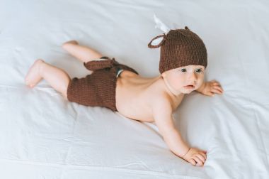 bebek çocuk örgü geyik kostüm yatakta yüksek açılı görünüş