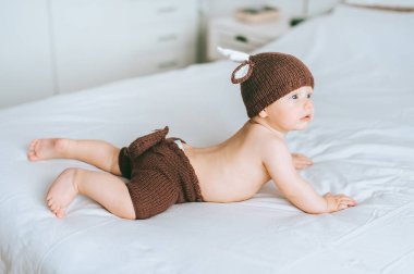 bebek çocuk örme geyik kostüm karın yatakta yatan
