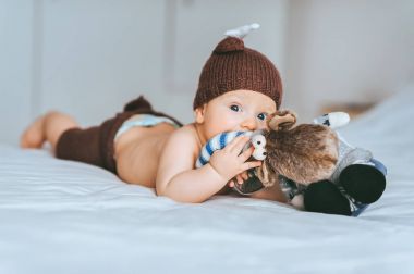 bebek çocuk oyuncak geyik yatakta oynamaktan örme geyik kostüm