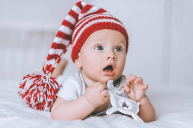 çok güzel bebek çocuk oyuncak geyik yatakta ile çizgili kırmızı ve beyaz şapkalı