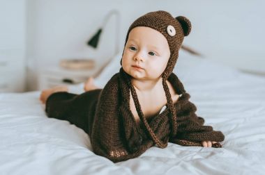 kahverengi örgü şapka ve uzağa arıyorsunuz yatakta battaniye bebek çocuk