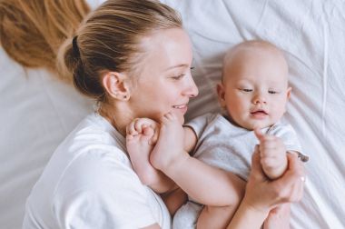 yatakta onun bebek çocuk ile anne harcama zaman Üstten Görünüm