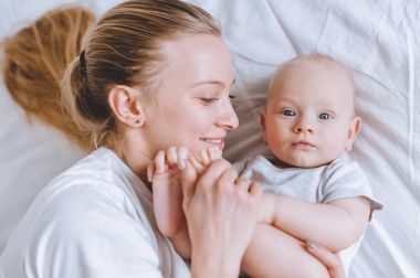 bir anne ile bebek bebeği yatakta sarılma Üstten Görünüm
