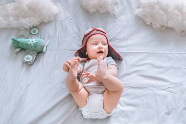 rüya gibi bebek çocuk oyuncak uçak pamuk yataklar yapılmış bulutlar ile çevrili ile pilot şapkalı Üstten Görünüm