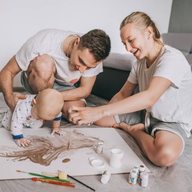 sevimli küçük çocukla birlikte evde katta resim güzel mutlu bir genç aile  