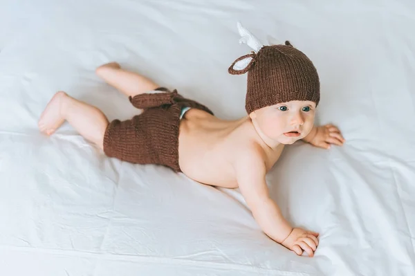 Visão Alto Ângulo Criança Infantil Traje Veado Malha Cama — Fotografia de Stock